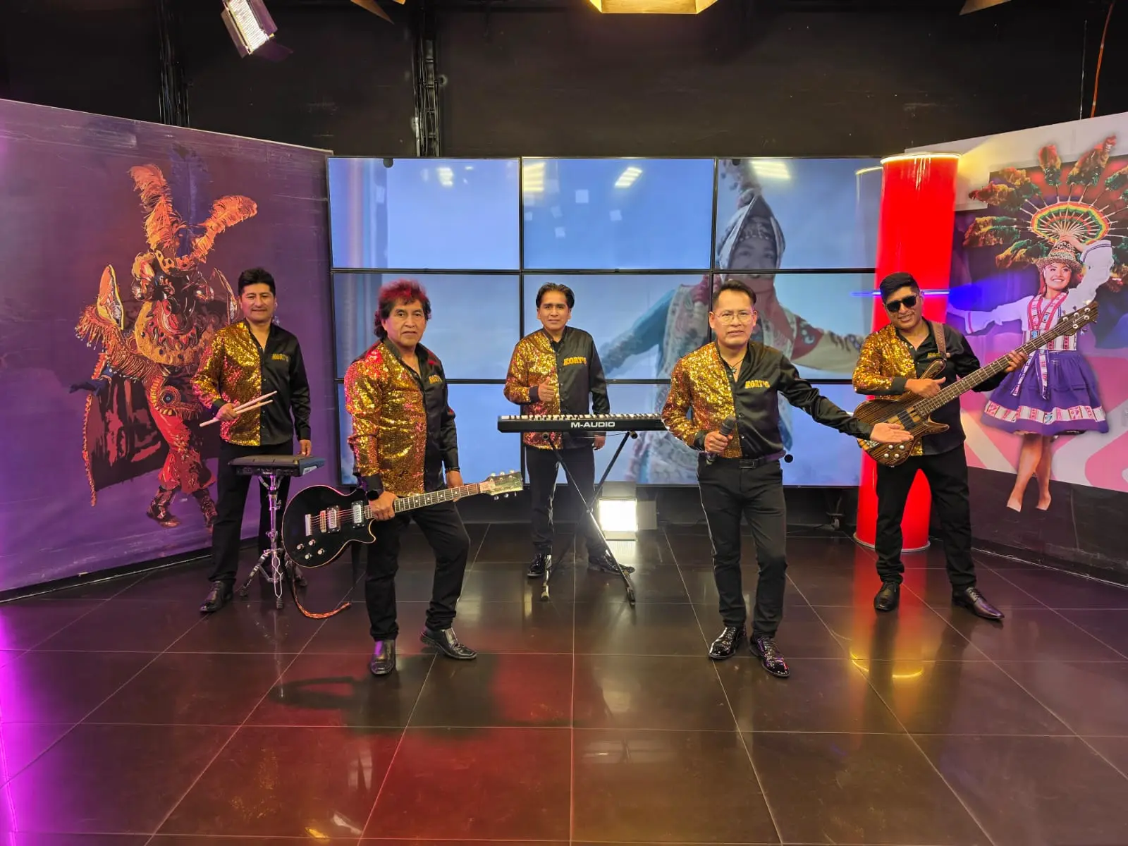Integrantes de Siempre Korys, agrupación boliviana de cumbia romántica